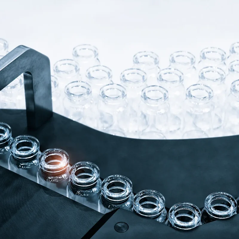 glass-bottles-production-tray-automatic-liquid-dispenser-line-filling-medicines-against-bacteria-viruses-antibiotics-vaccines